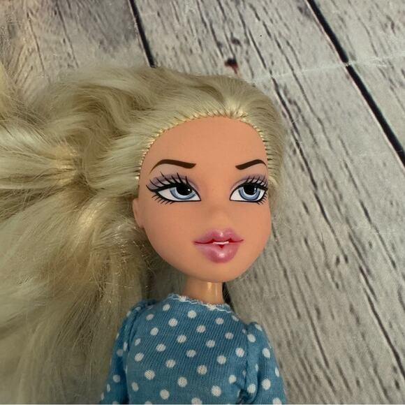 Bratz Cloe Doll - Picture 2 of 4